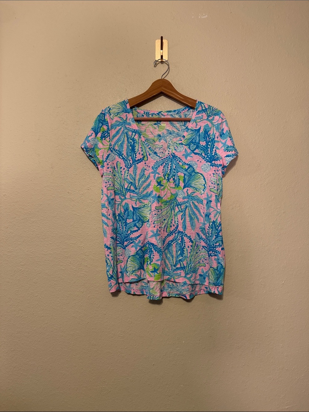 Lilly Pulitzer Etta V-Neck top a colorful blue pink and green floral Size Larg